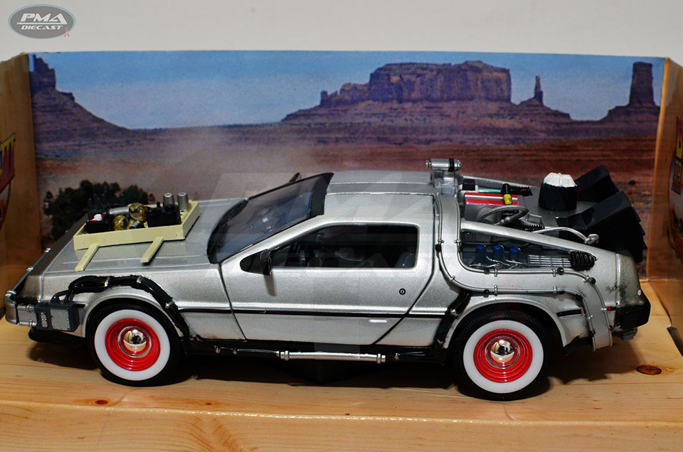  1990  DELOREAN TIME MACHINE (DMC-12) 1:24